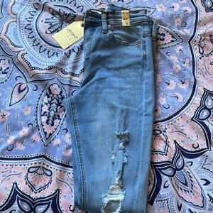 Skinny jeans with side leg cut